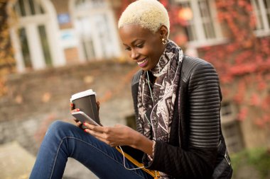 Telefon ile modern Afrikalı-Amerikalı kadın
