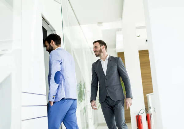 Uomini d'affari che camminano in ufficio — Foto Stock