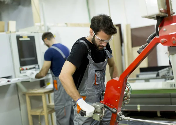 Jovens trabalhando em oficina de madeira — Fotografia de Stock