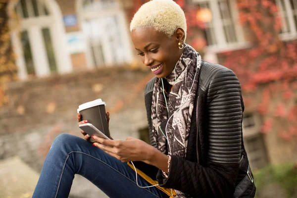 Moderne Afrikaanse Amerikaanse vrouw met telefoon — Stockfoto