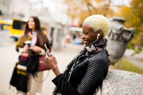 Moderne Afrikaanse Amerikaanse vrouw met telefoon — Stockfoto