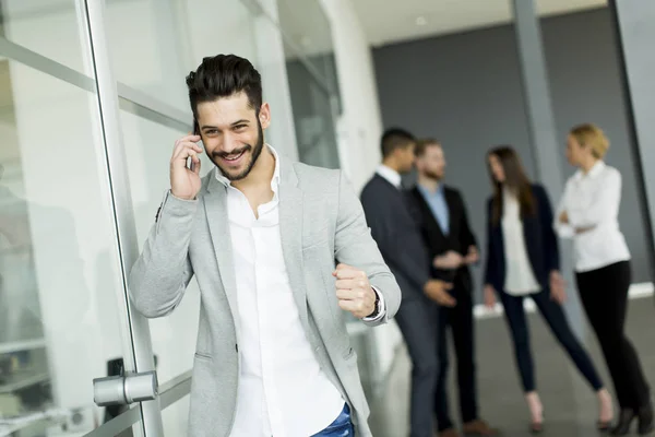 Moderna affärsman med mobiltelefon — Stockfoto