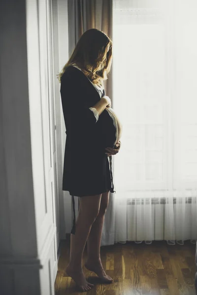 침실에 임신 한 젊은 여자 — 스톡 사진