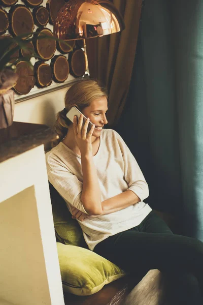 Jovem freelancer mulher com telefone — Fotografia de Stock