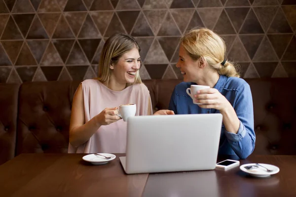 Молодые женщины в кафе с планшетом — стоковое фото