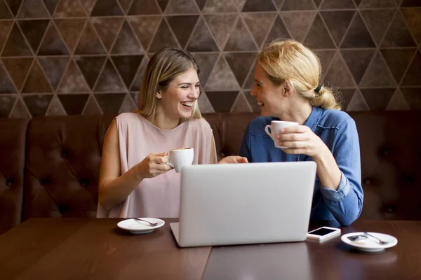 Femei tinere în cafenea cu tabletă — Fotografie, imagine de stoc