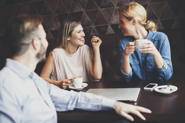 Jonge mensen in café — Stockfoto