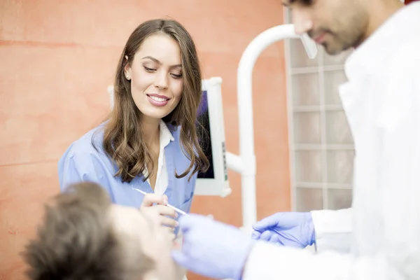 Junger Mann beim Zahncheckup — Stockfoto