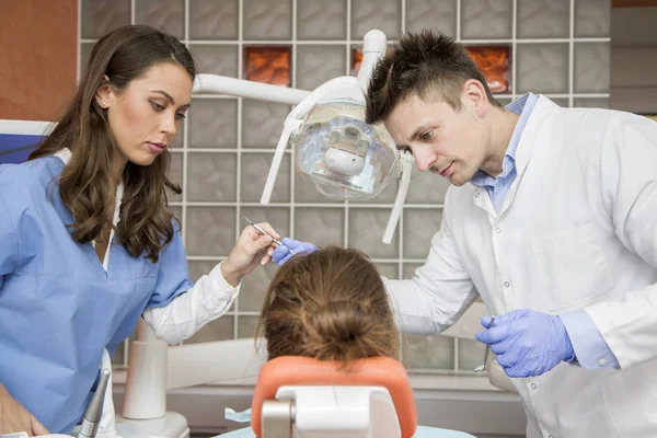 Jonge vrouw krijgt tandheelkundige behandeling — Stockfoto