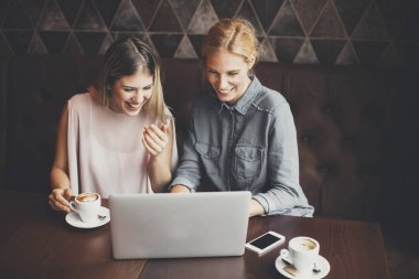Cafe tablet ile genç kadın