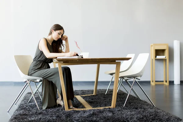 Hübsche junge Frau im Zimmer — Stockfoto