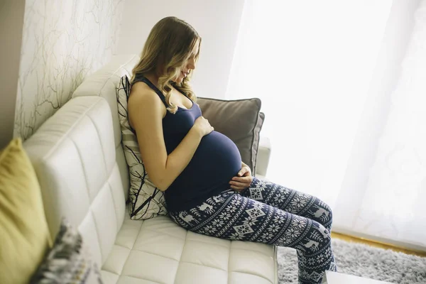 Kobieta w ciąży przez okno w pokoju — Zdjęcie stockowe