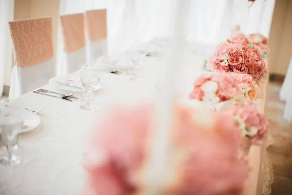 Decoración de la boda de flores en la mesa —  Fotos de Stock