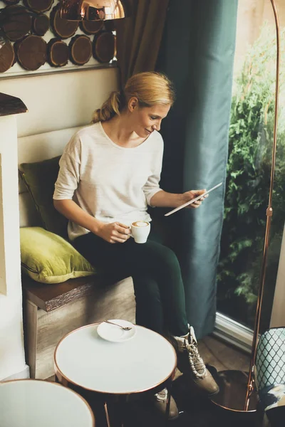Femme assise dans un café avec tablette — Photo