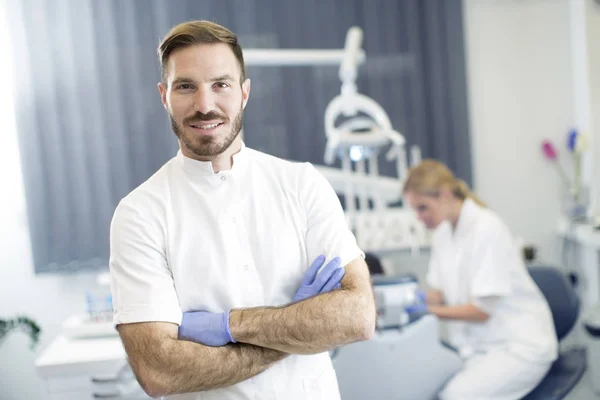 Dentista en consultorio médico — Foto de Stock