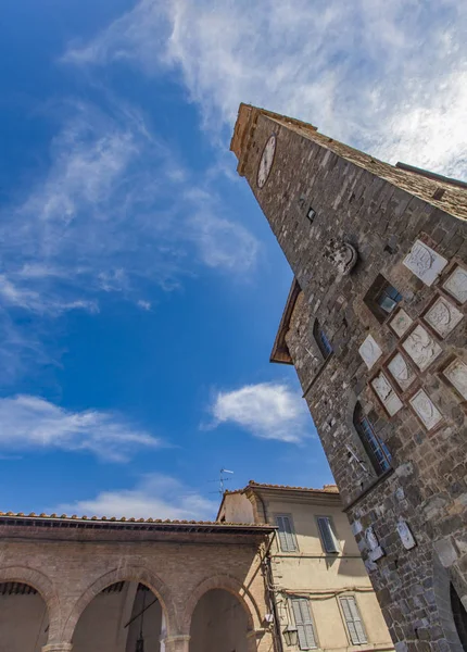 Středověká zvonice v Montalcino — Stock fotografie