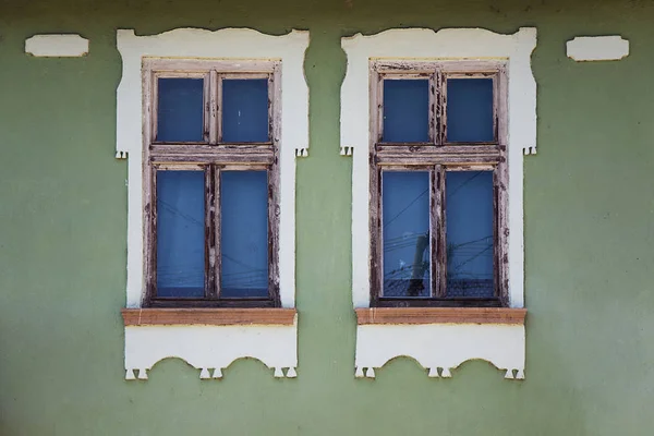 Fasad med gamla fönster — Stockfoto