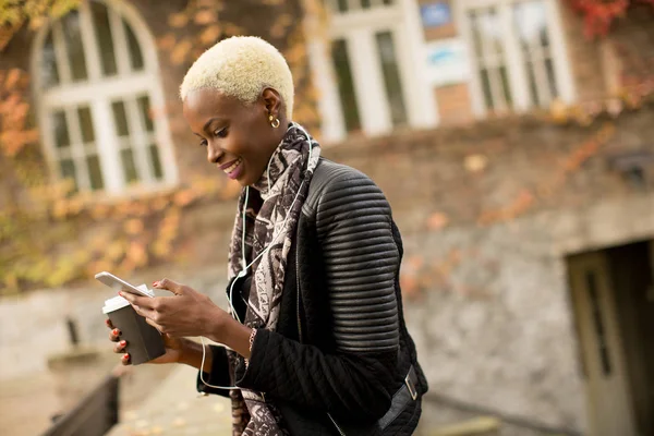 Moderne Afrikaanse Amerikaanse vrouw met telefoon — Stockfoto