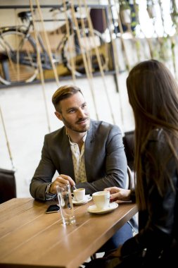 Restoranda genç bir çift