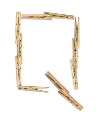 Clothespins form harf Q