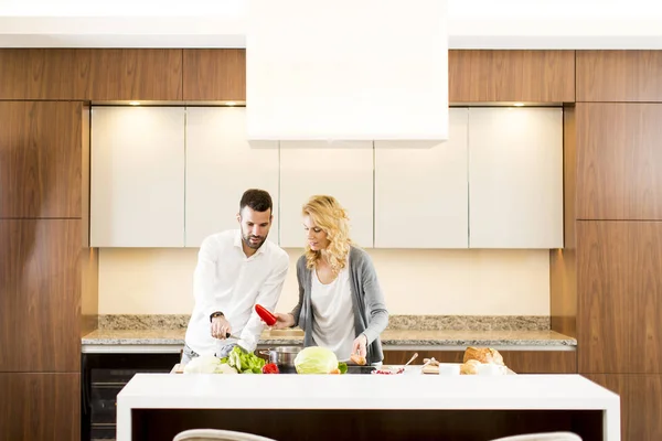 Miłości para w nowoczesnej kuchni — Zdjęcie stockowe