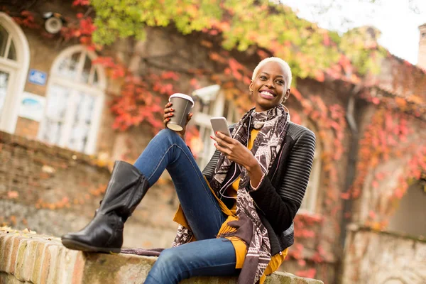 Moderna mujer afroamericana con teléfono — Foto de Stock