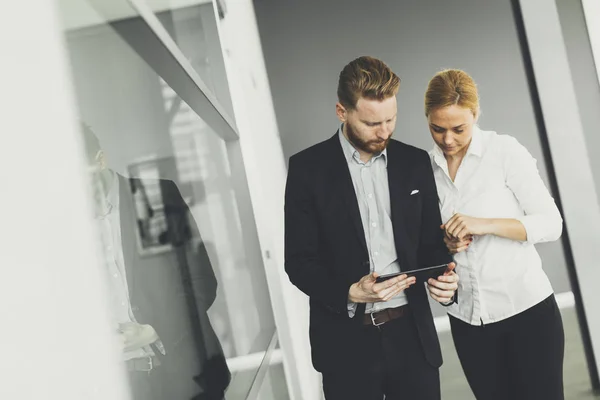 Pareja de negocios en la oficina — Foto de Stock