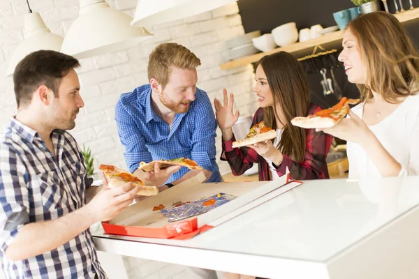 Vrienden die pizza eten — Stockfoto