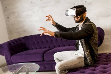 Adam sanal gerçeklik gözlüğü takıyor.