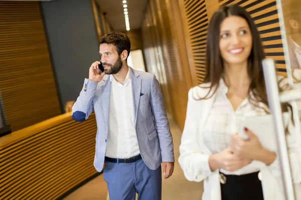 Orang bisnis berjalan di kantor — Stok Foto