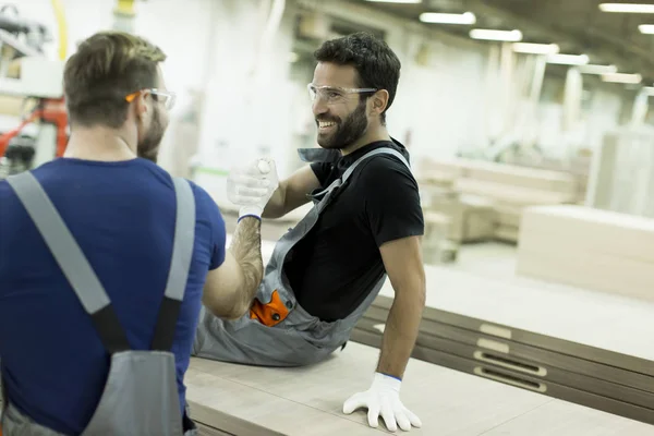 Muži pracují v továrně — Stock fotografie