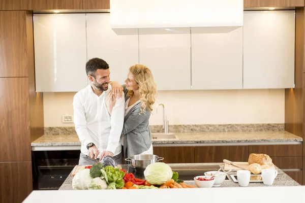 Casal amoroso na cozinha moderna — Fotografia de Stock