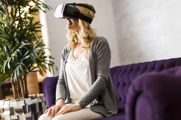 Woman wearing virtual reality goggles — Stock Photo, Image