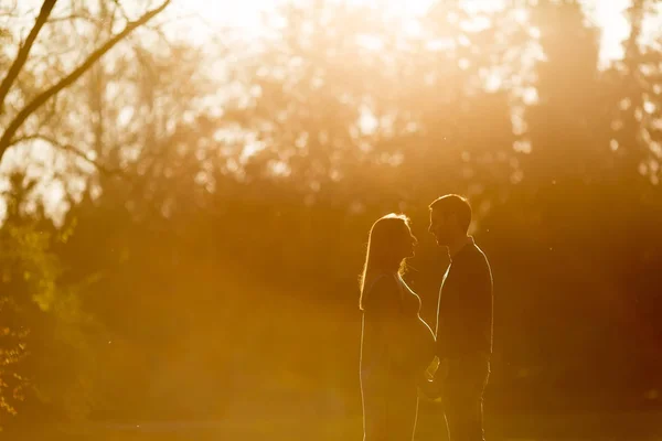 幸福的情侣，在秋天的公园 — 图库照片