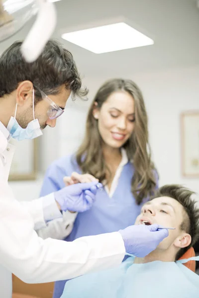 Junger Mann beim Zahncheckup — Stockfoto