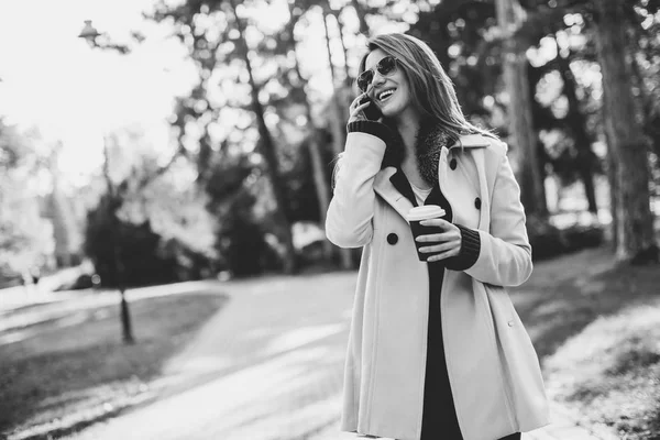 Mujer joven en el parque de otoño —  Fotos de Stock