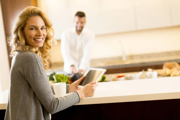 Casal amoroso na cozinha moderna — Fotografia de Stock