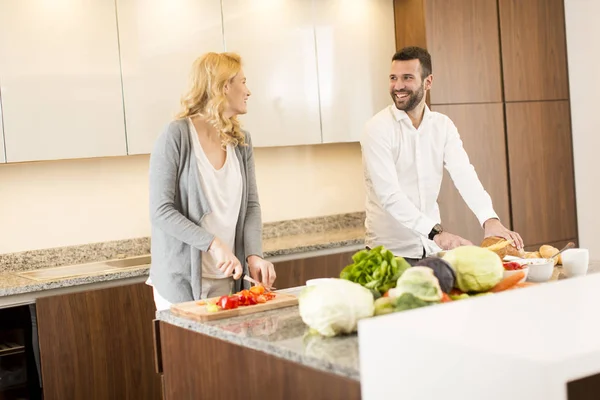 Casal amoroso na cozinha moderna — Fotografia de Stock