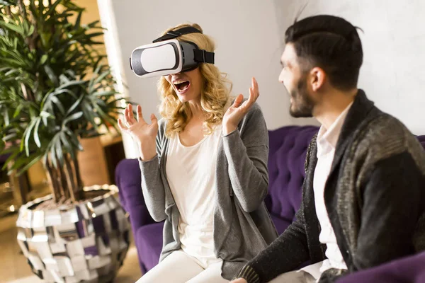 Mujer con gafas de realidad mientras el hombre sentado — Foto de Stock