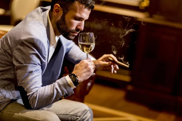 品尝红酒和雪茄的男人 — 图库照片