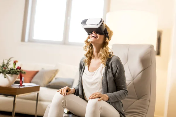 Woman in virtual reality goggles — Stock Photo, Image