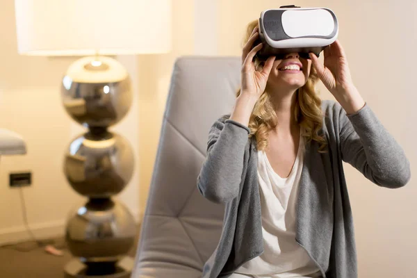 Woman in virtual reality goggles — Stock Photo, Image