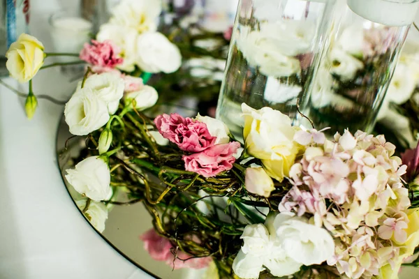 Décoration de mariage de fleurs sur la table — Photo