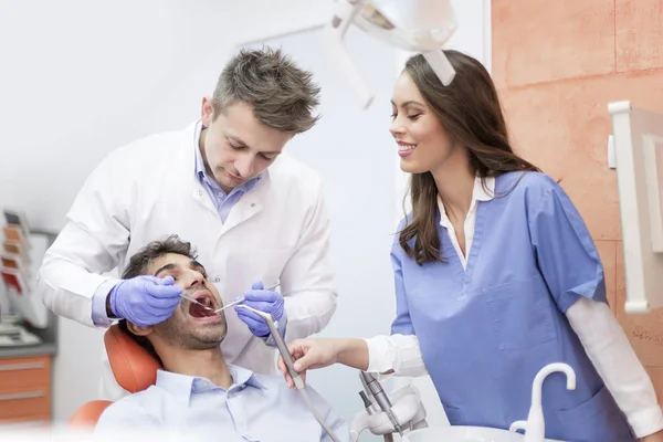 Jovem tendo chekup dental — Fotografia de Stock