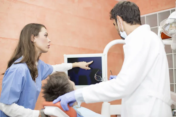 Young man having dental chekup — Stock Photo, Image