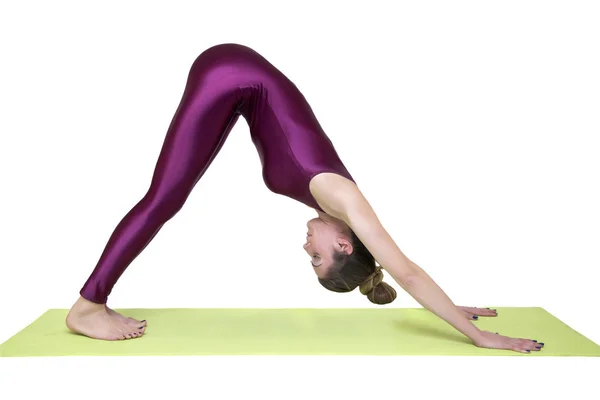 Junge Frau praktiziert Yoga — Stockfoto