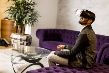 Adam sanal gerçeklik gözlüğü takıyor.