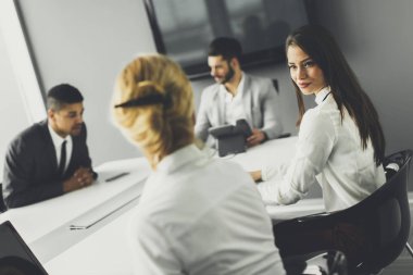 Ofisteki iş adamları.