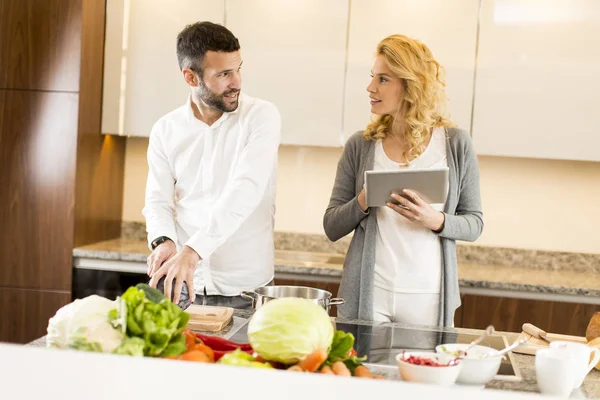 Pareja cariñosa en la cocina moderna — Foto de Stock