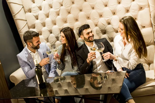 Beyaz şarap ile toasting insanlar — Stok fotoğraf